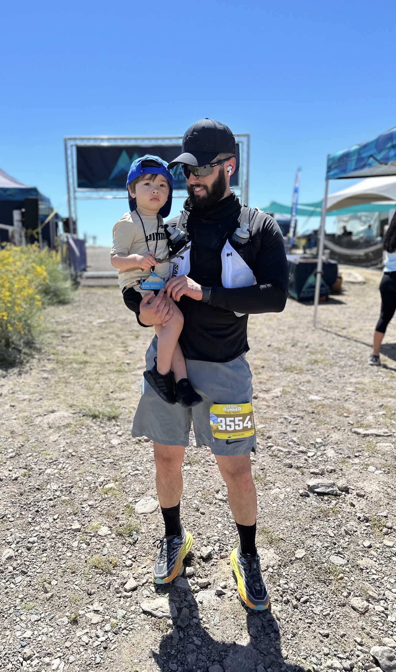 Ruy Pena con su hijo en un evento de carreras